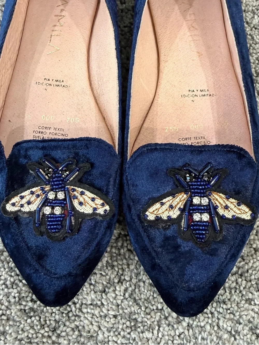Pia Y Mila Blue Velvet Bee Embroidery Ballet Flats Whimsical Women’s 25.5 US 8.5